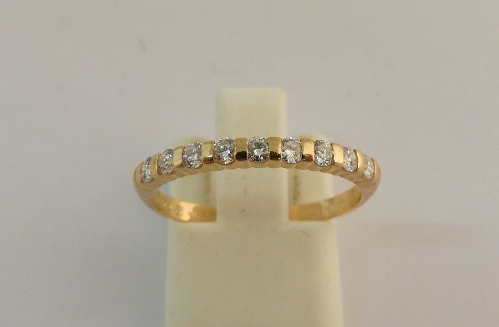Null Half wedding ring in yellow gold with 9 diamonds. TDD 53. PB : 1,83 g.