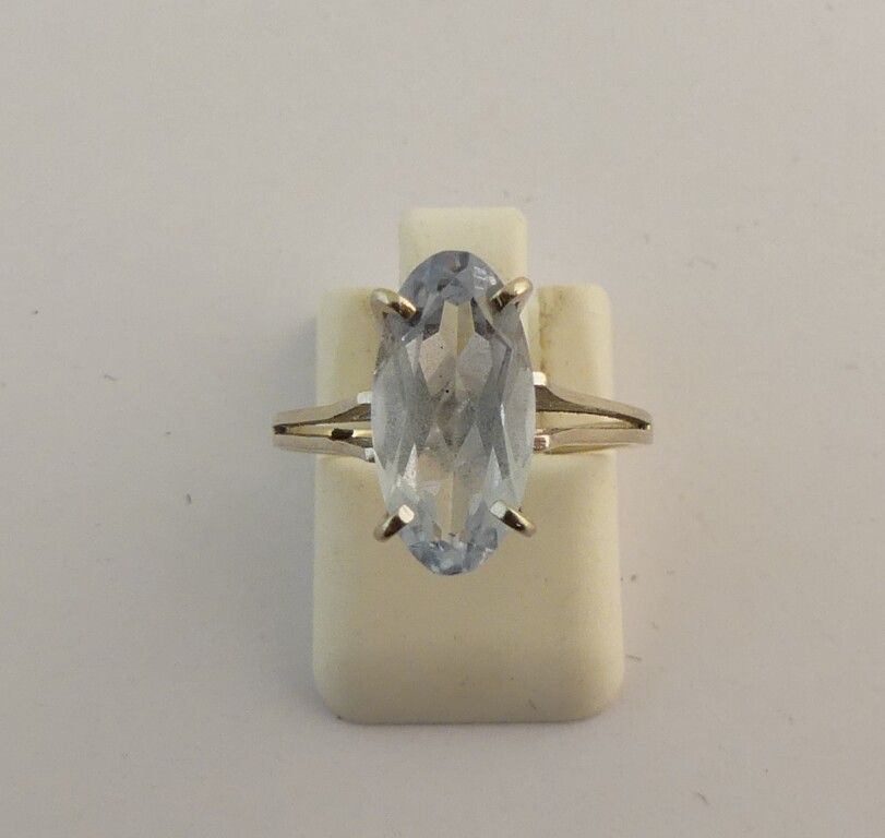 Null 白金戒指，镶嵌着一颗侯爵式切割的海蓝宝石。TDD. 52.PB。2.4g.