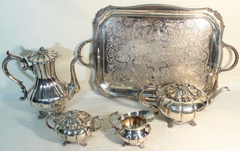 Null Silver-plated metal service: teapot, coffee pot and trays.