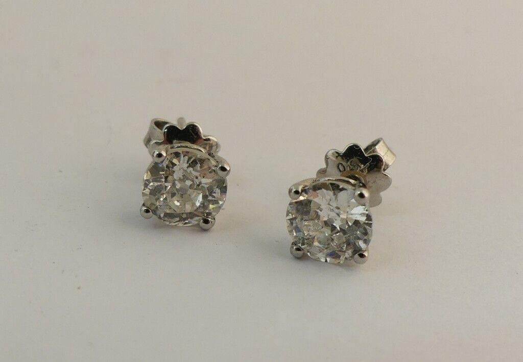 Null 一对白金耳钉，每只镶嵌约1.20克拉的老式切割钻石。PB : 2,27 g。