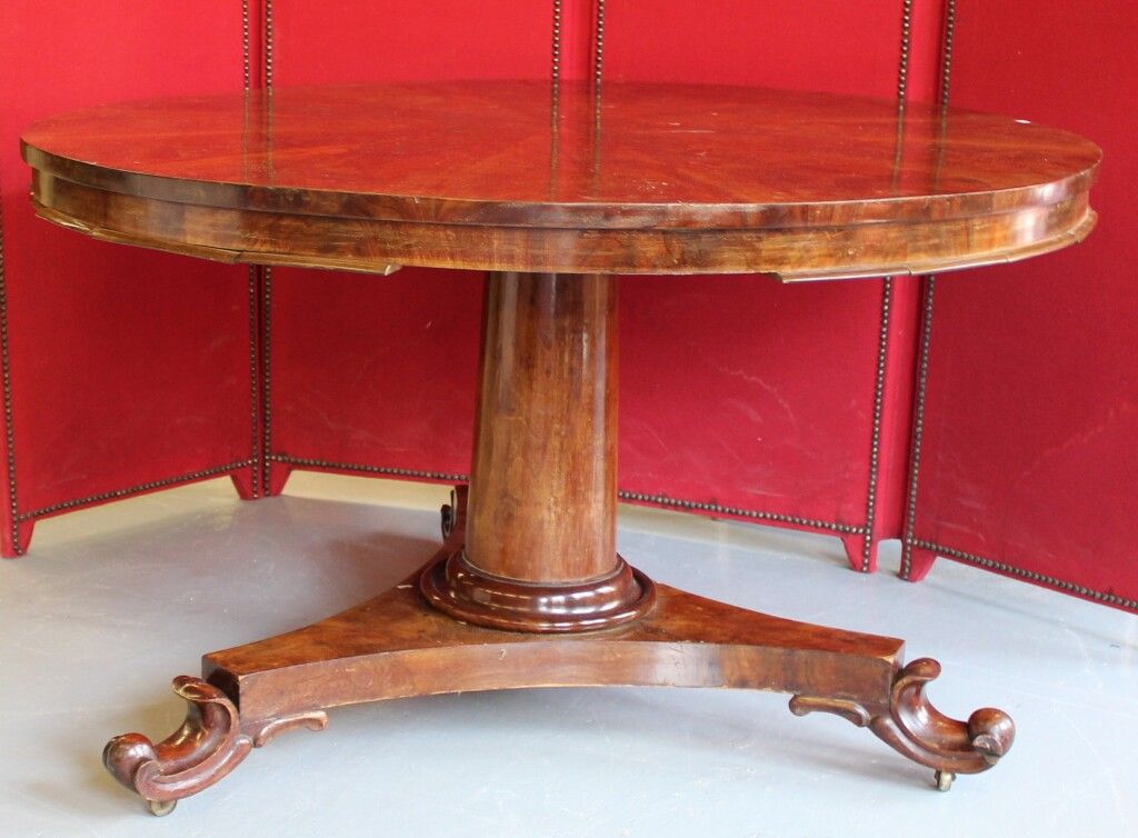 Null Round table in veneer. 19th century. We join 4 chairs. 19th century. Diam: &hellip;