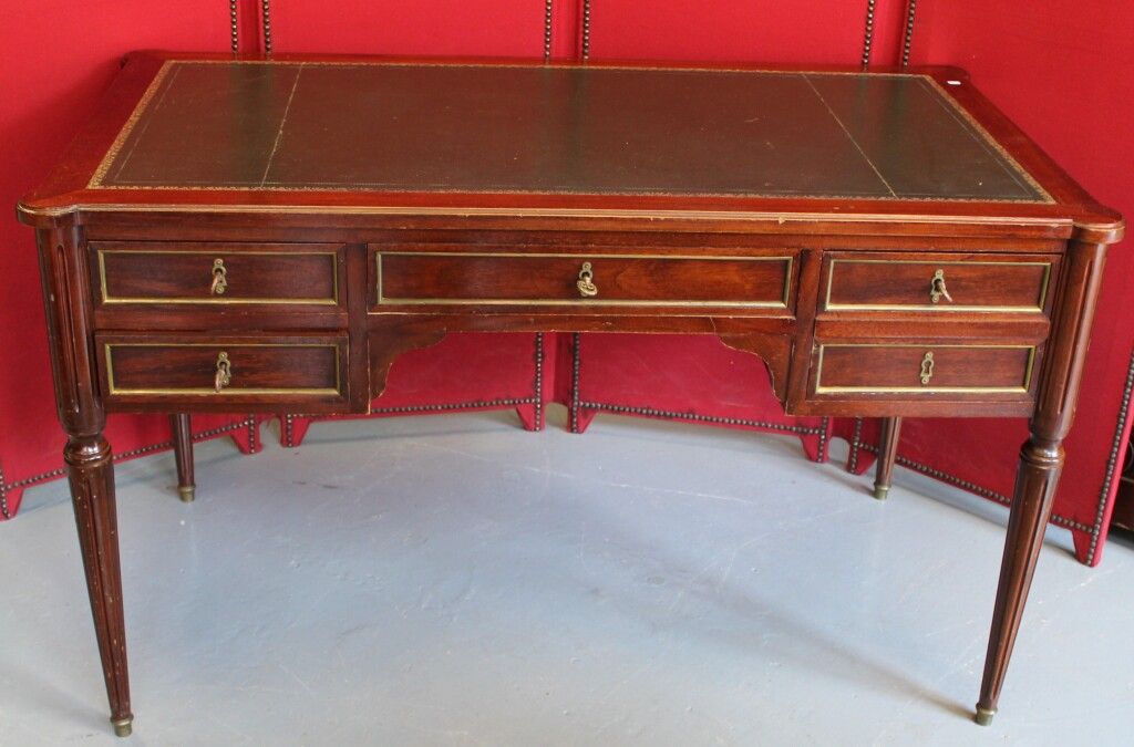 Null 路易十六风格的桃花心木书桌。长度：130厘米。深度：72厘米。