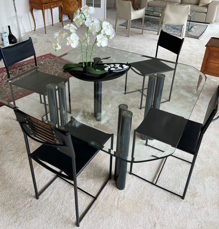Null 现代主义的桌子。斜面玻璃顶和金属底座。135 x 135厘米。包括4把金属漆和黑色皮革的椅子。