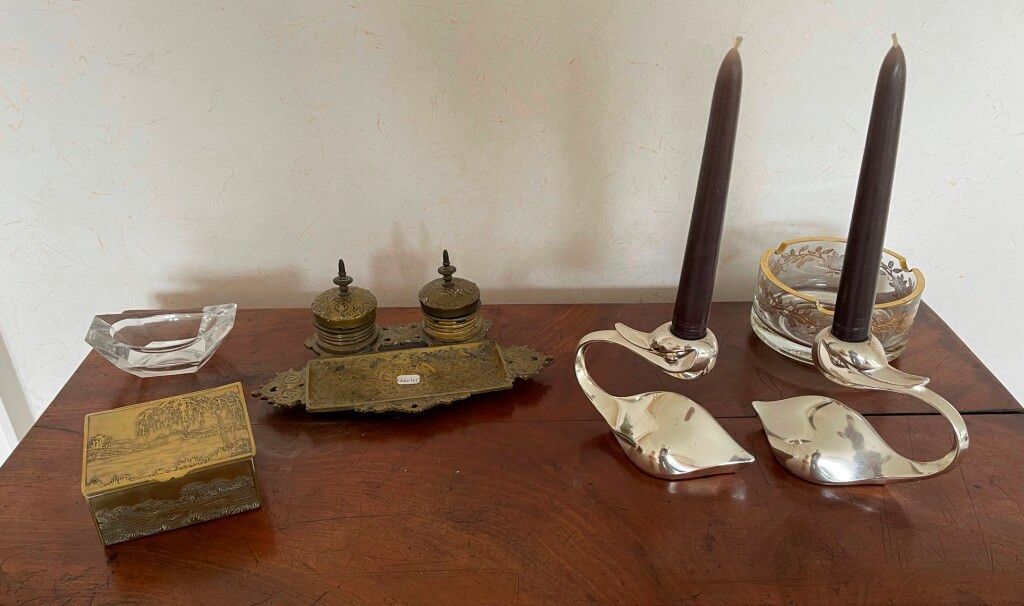 Null 5件各种小饰品的会议，包括19世纪的黄铜墨斗。