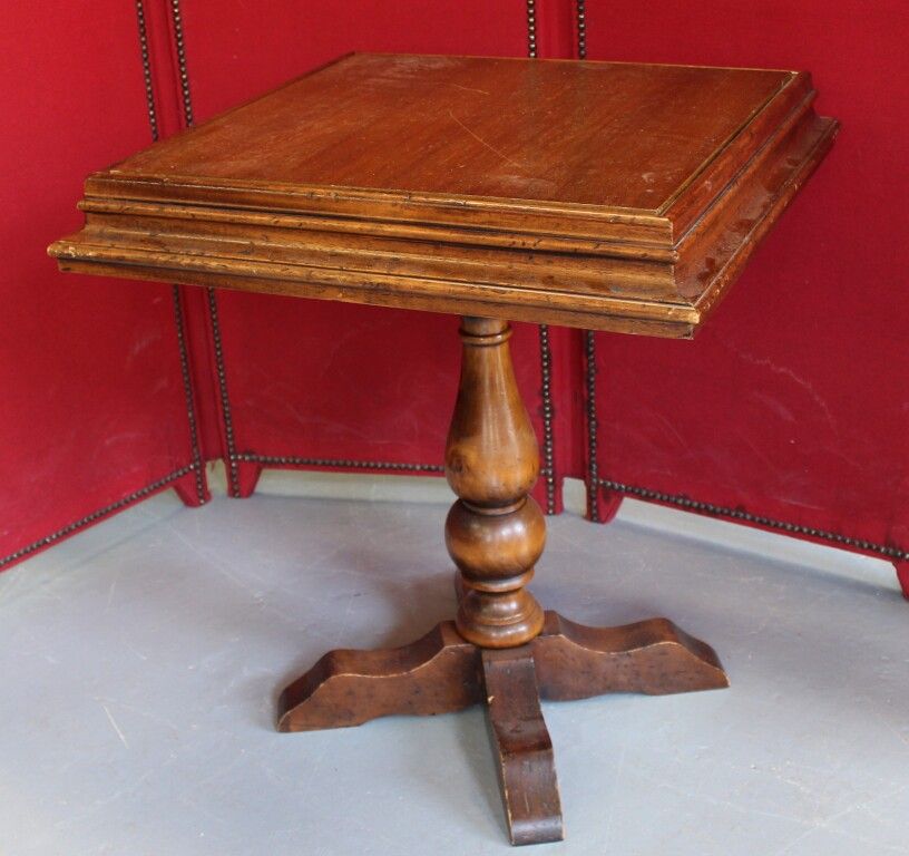 Null Table à jeu en bois naturel mouluré. Piètement tourné. 59 x 59 cm.