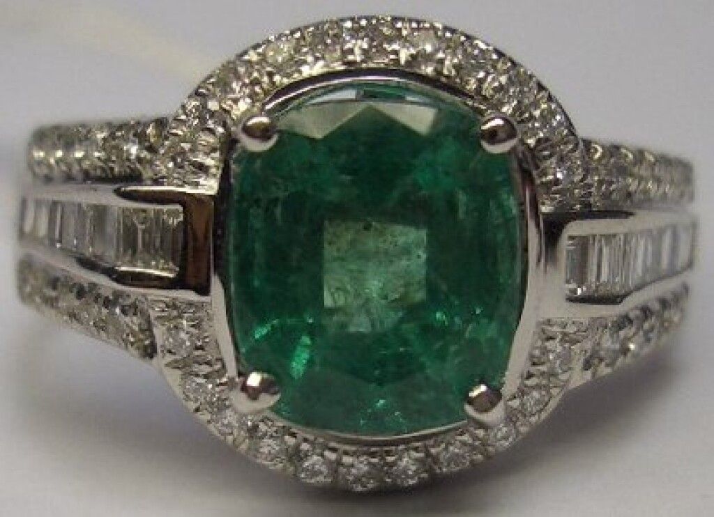Null 750°/.(18K)5g50白金戒指，镶嵌一颗2.07克拉的枕形切割祖母绿和42颗0.20克拉的现代切割白钻以及17颗0.15克拉的长方形切割白钻。&hellip;