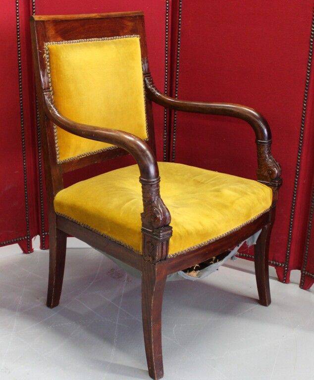 Null Pair of mahogany armchairs. Restoration period.