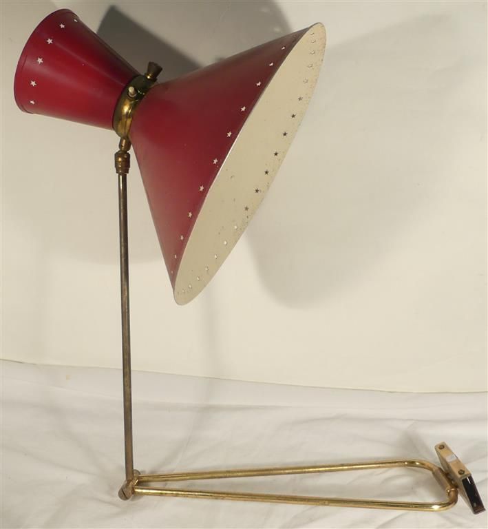 Null 阿鲁斯。黄铜材质的可调式壁灯，带有一个漆面金属的双光灯罩。1950's.长度为105厘米。