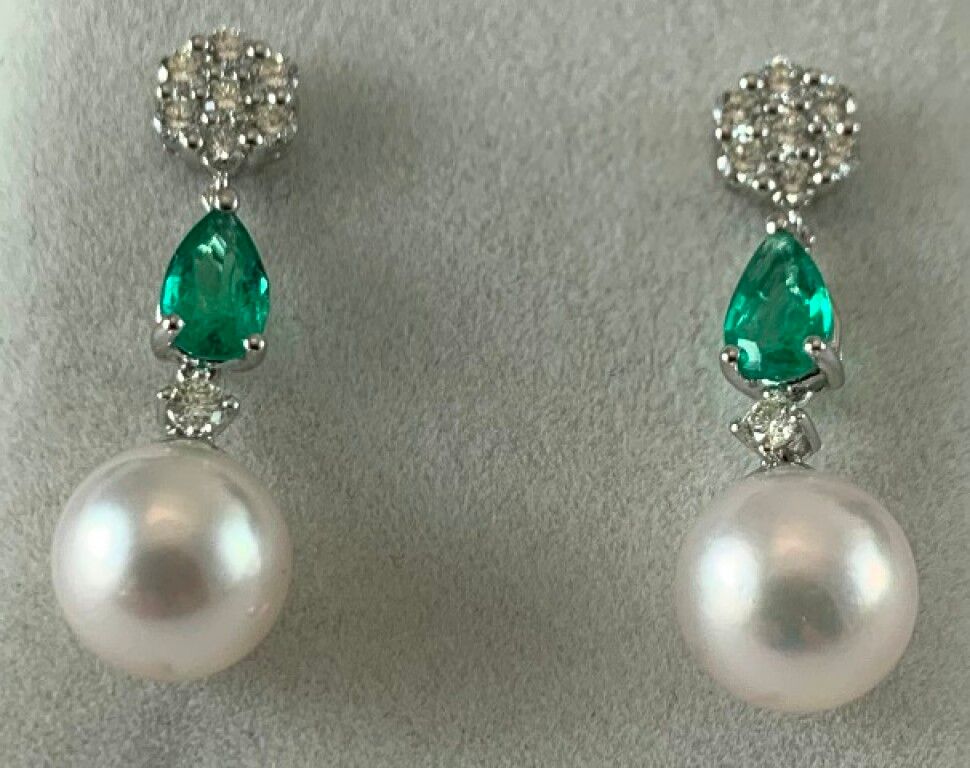 Null 一对18K白金耳环，3g95，花纹图案，镶嵌16颗钻石，重0.40克拉，托着一颗约1克拉的祖母绿和一颗7-8毫米的珍珠。比利时推杆式表扣。