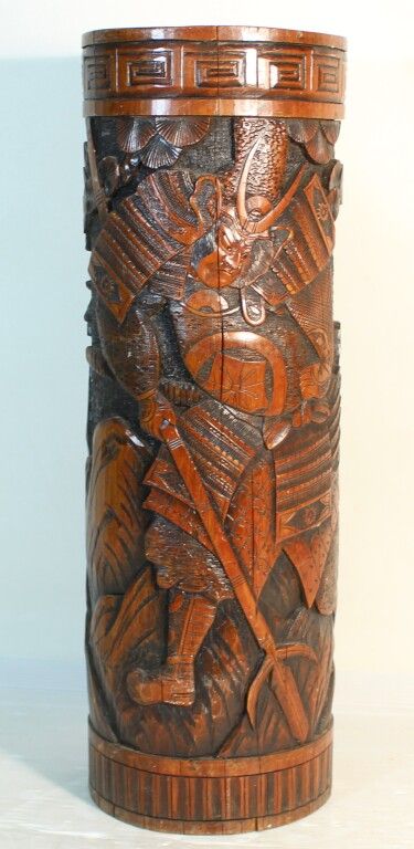 Null Japón. Maceta de bambú con decoración de guerreros. Altura : 45 cm.