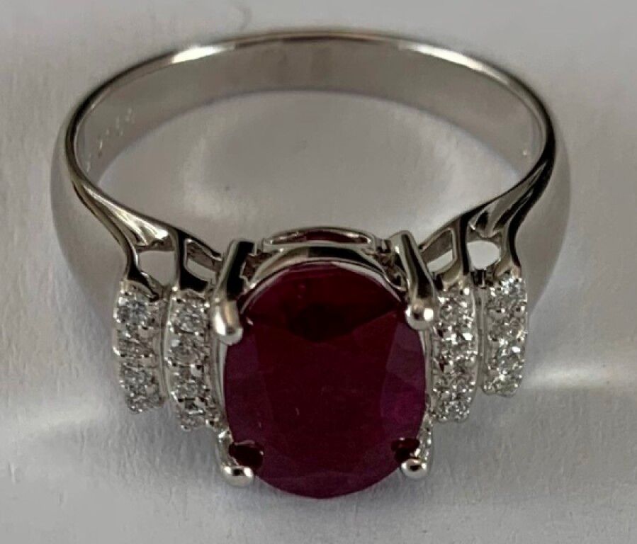 Null 一枚4g70白金戒指，镶有一颗2.92克拉的椭圆形红宝石，并镶嵌有16颗圆形现代切割钻石。TDD : 55.Ggt证书11090178。