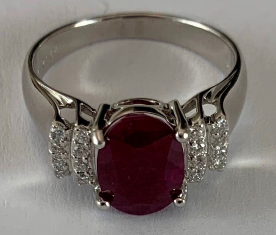 Null Bague en or blanc 4g70 ornée d'un Rubis ovale 2.92 carats dans un entourage&hellip;