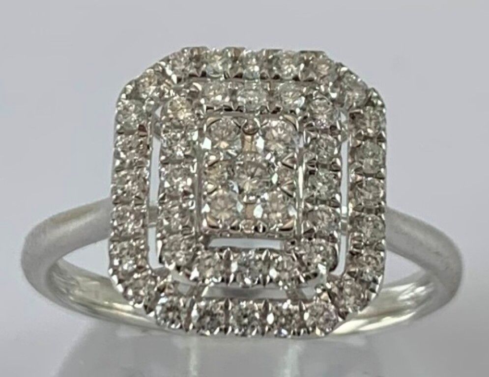 Null 长方形戒指，材质为750/.(18K)白金，镶嵌49颗圆钻，重0.50克拉。TDD : 54.