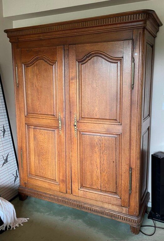 Null NON VENU Armoire en bois naturel mouluré. XIXème. Haut : 210 cm. Larg : 168&hellip;