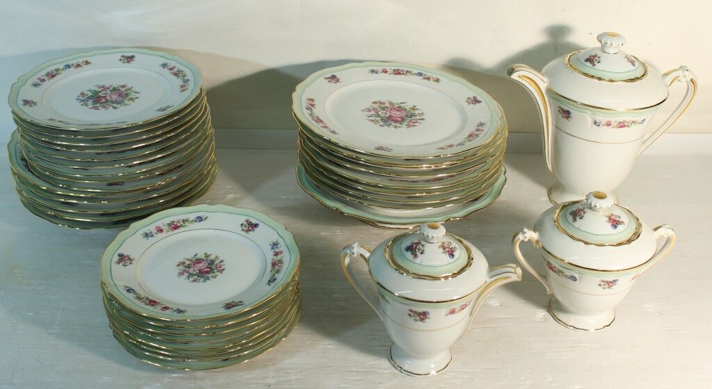 Null Limoges. Porcelain service : - 32 dinner plates

- 11 soup plates

- 9 plat&hellip;