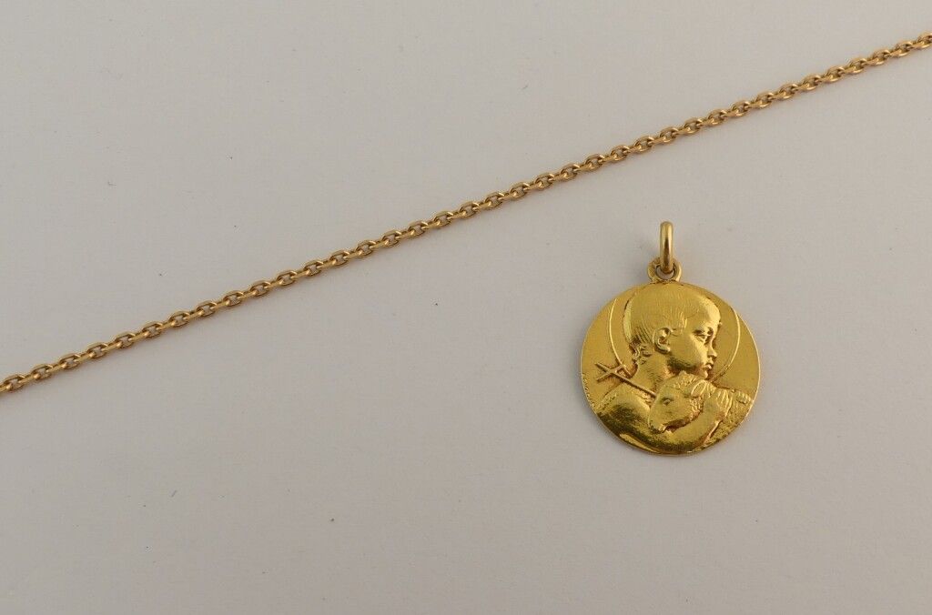 Null Chain and pendant in yellow gold. Weight. 8.4g.