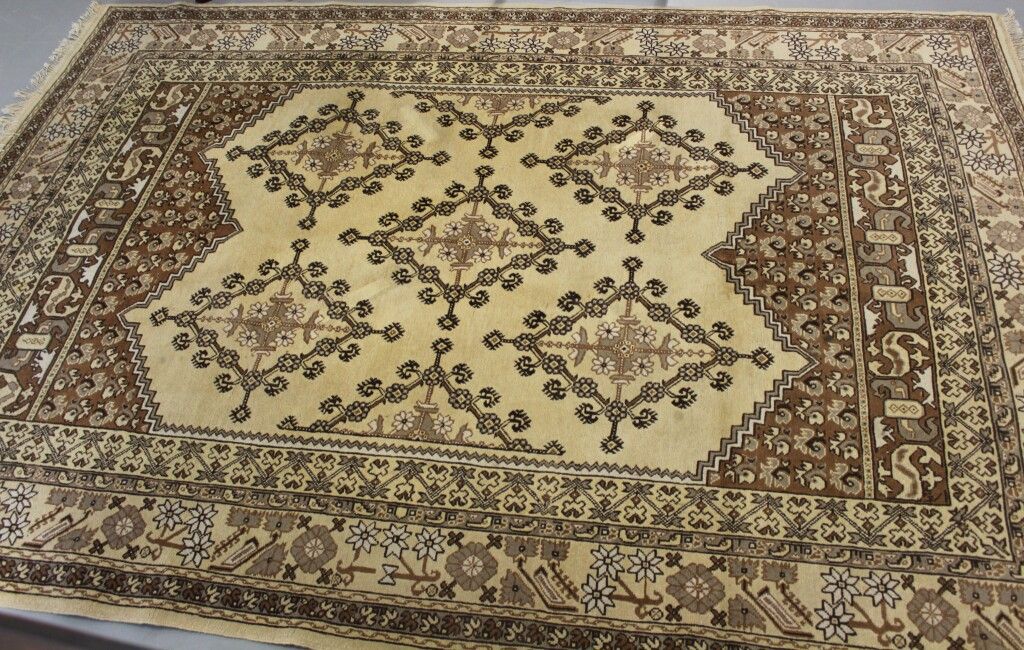 Null Wool carpet with beige background. 300 x 200 cm