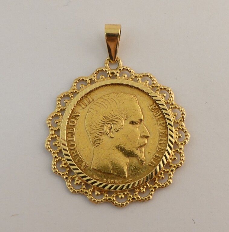 Null Pendentif or jaune et pièce de 20 francs or 1854 A. Poids. 8.45g.