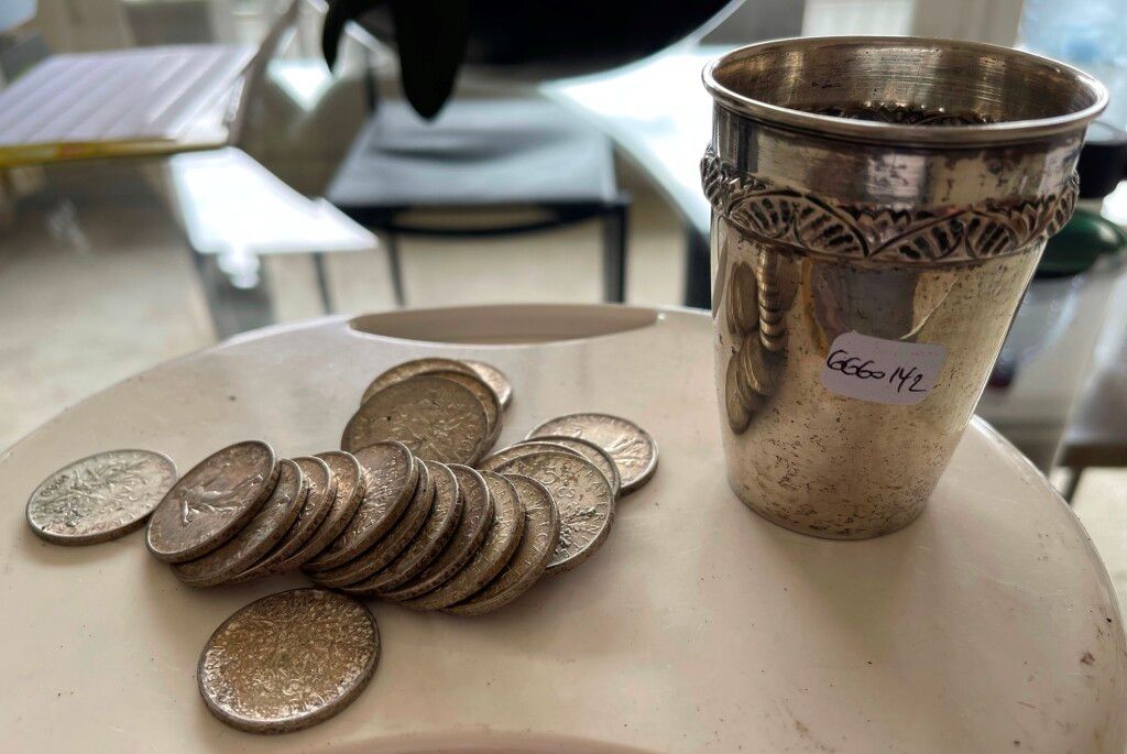 Null 22 silberne 5-Franc-Münzen. Wir legen einen Kelch bei. Gewicht: 310 g.