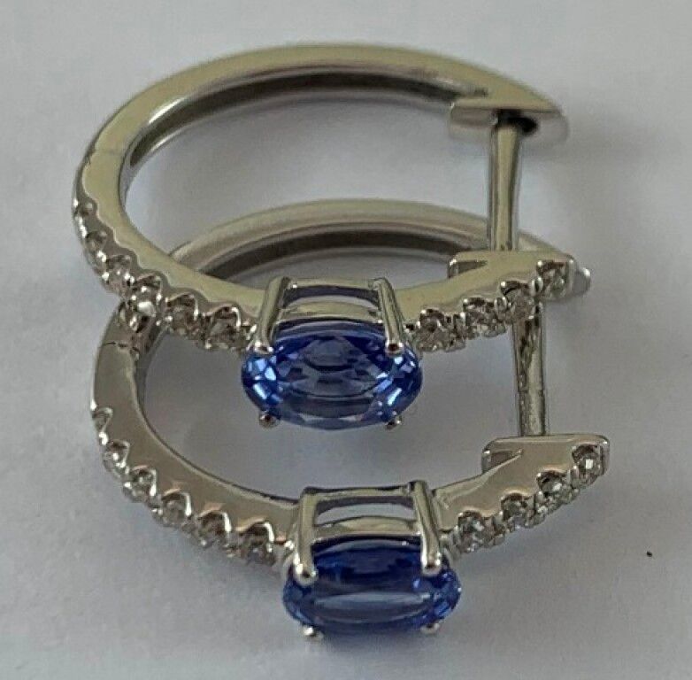 Null 一对18K白金环形耳环1g95镶嵌了两颗0.90克拉的蓝宝石和20颗0.15克拉的现代圆钻。