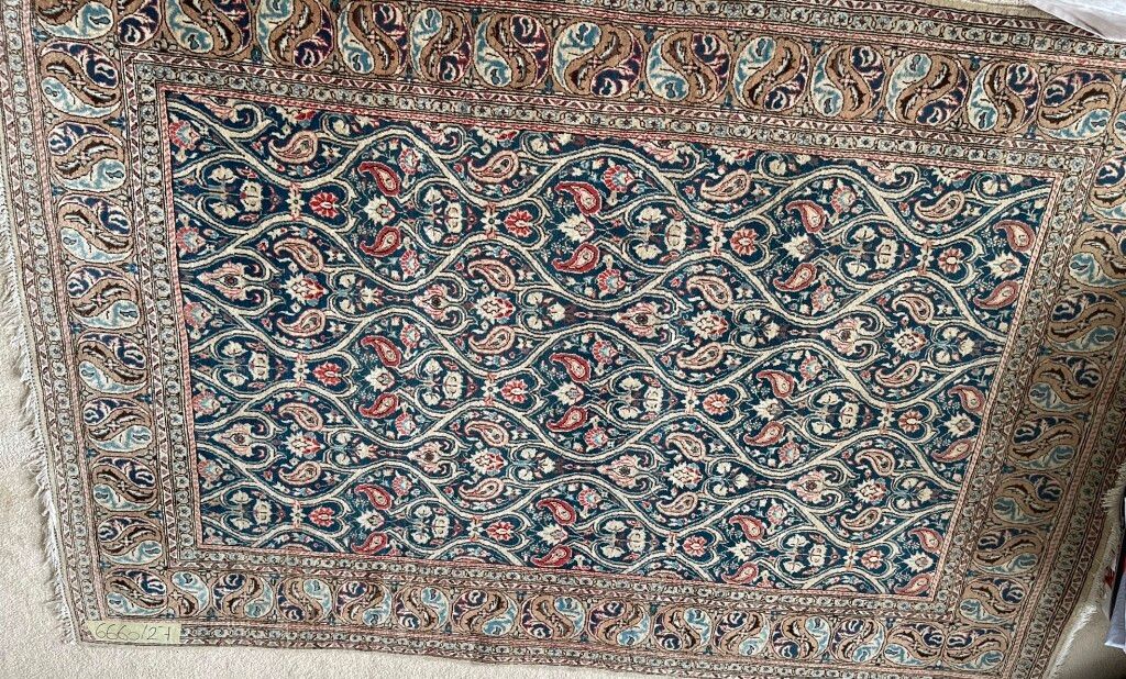 Null 东方羊毛地毯，有波特装饰。212 x 140厘米。