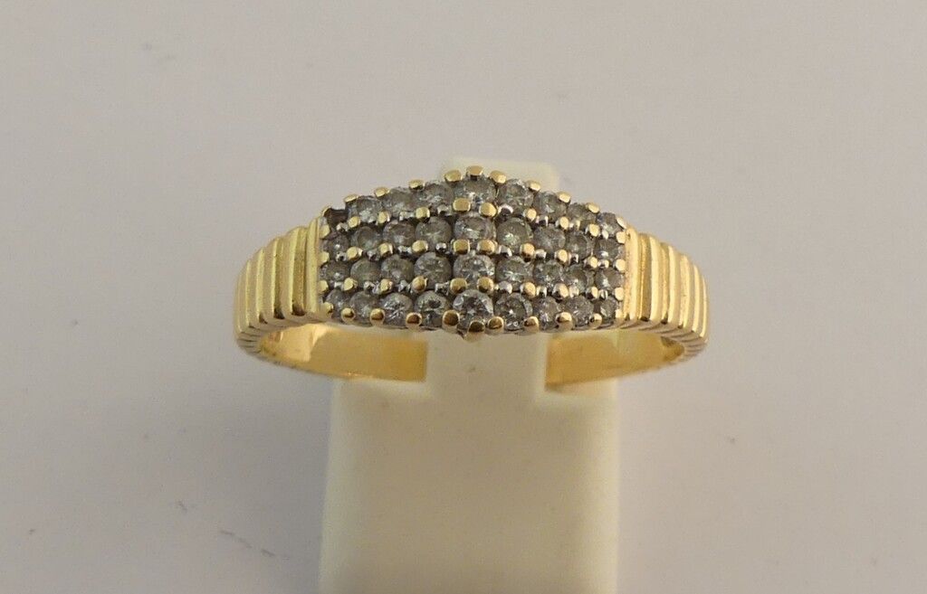 Null Ring aus Gelbgold, besetzt mit kleinen Diamanten. TDD. 62. PB. 4,4 g (defor&hellip;