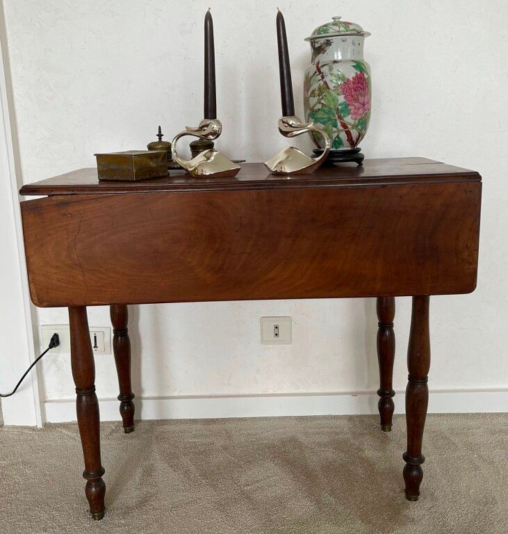 Null 红木桌子，有挡板。19世纪。高度：66厘米。关闭深度：40厘米。宽度：78厘米。(事故)。