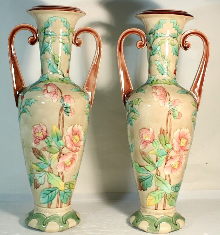 Null Longchamps. Paire de vases amphore en faïence à décor floral émaillé. Signé&hellip;