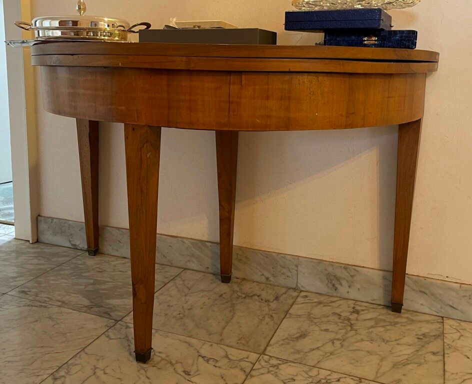 Null Walnut veneer half-moon table. Sheath feet. 19th century. Width : 116 cm.
