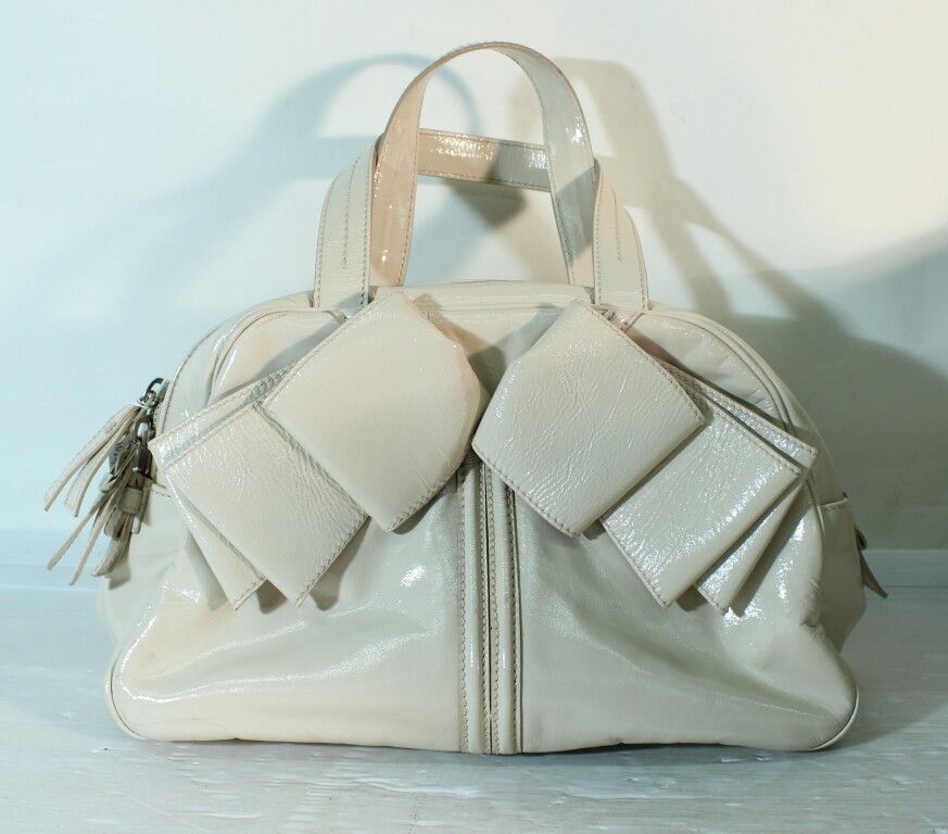 Null Yves Saint Laurent. Handtasche aus Lackleder. Unterschrieben. L. 34 cm.
