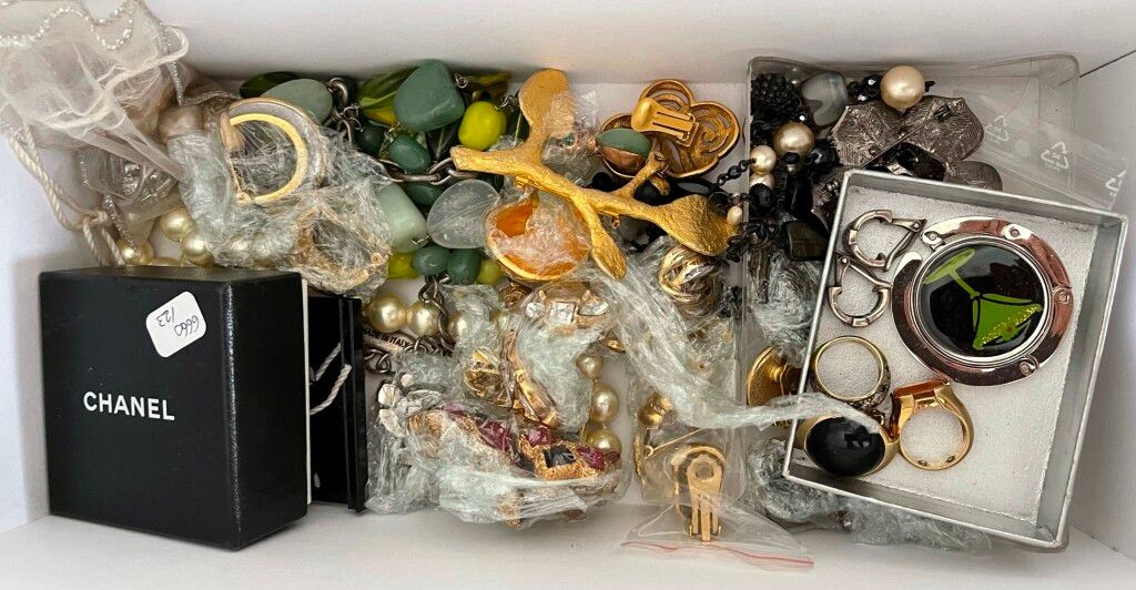 Null Lot of costume jewelry. Some of them are branded.