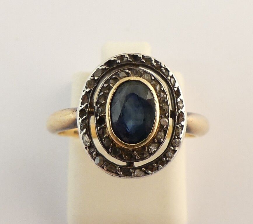 Null 古董黄金戒指，有一颗蓝宝石，周围有玫瑰花。TDD 50。PB。3.5g.