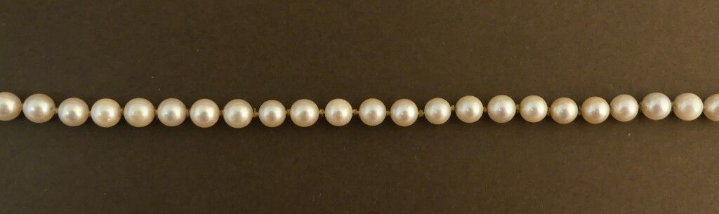 Null Collana di perle con chiusura in oro giallo con piccoli diamanti. L. 84 cm.&hellip;