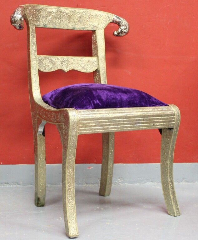 Null 印第安人的婚礼椅，有压花金属的公羊头。座椅采用紫色天鹅绒装饰。