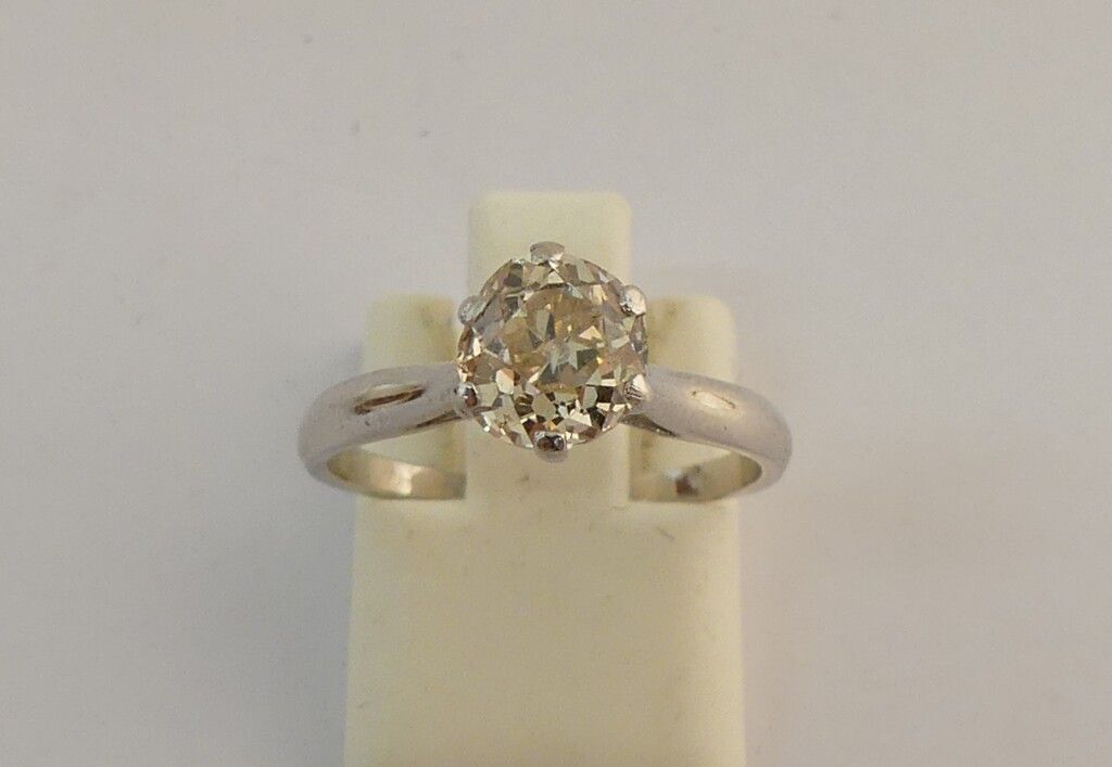 Null Un anello solitario in oro bianco con un diamante taglio vecchio, circa 1,1&hellip;