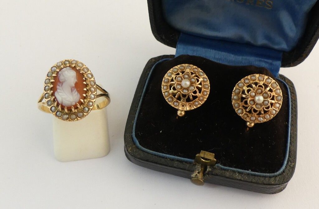 Null Antiker Ring aus Gelbgold mit einer Kamee in der Mitte, umgeben von Perlen.&hellip;