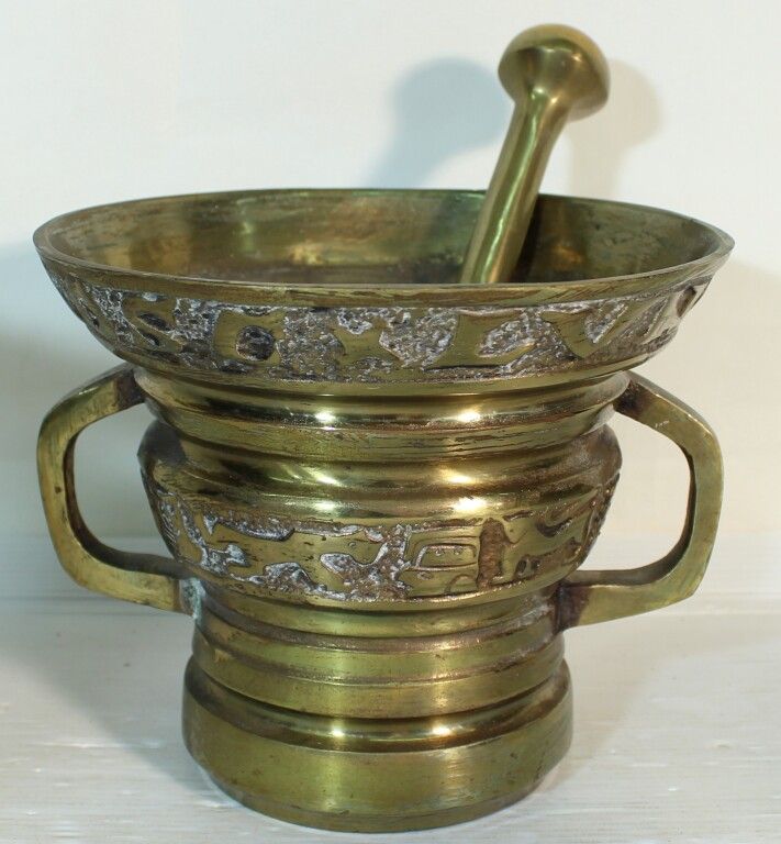 Null Mortar and pestle in bronze. H. 16 cm.