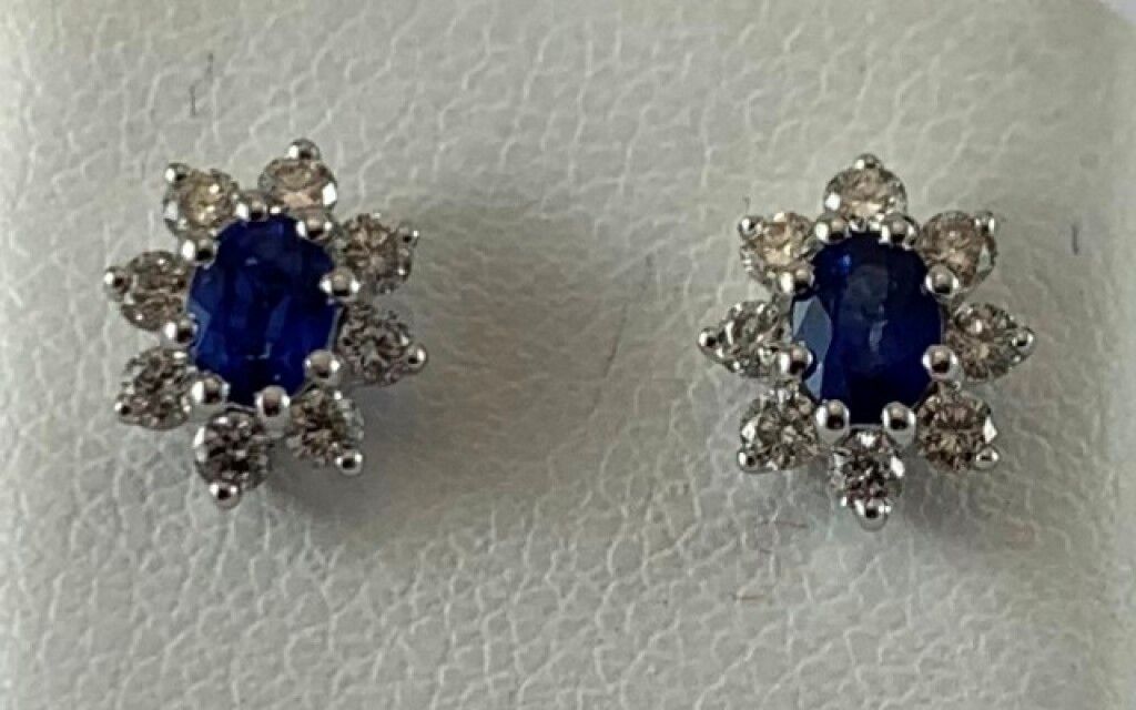 Null 一对18K白金1g10花型耳环，镶嵌着两颗0.40克拉的蓝宝石，并由16颗0.30克拉的圆形现代钻石组成。比利时推杆式表扣。