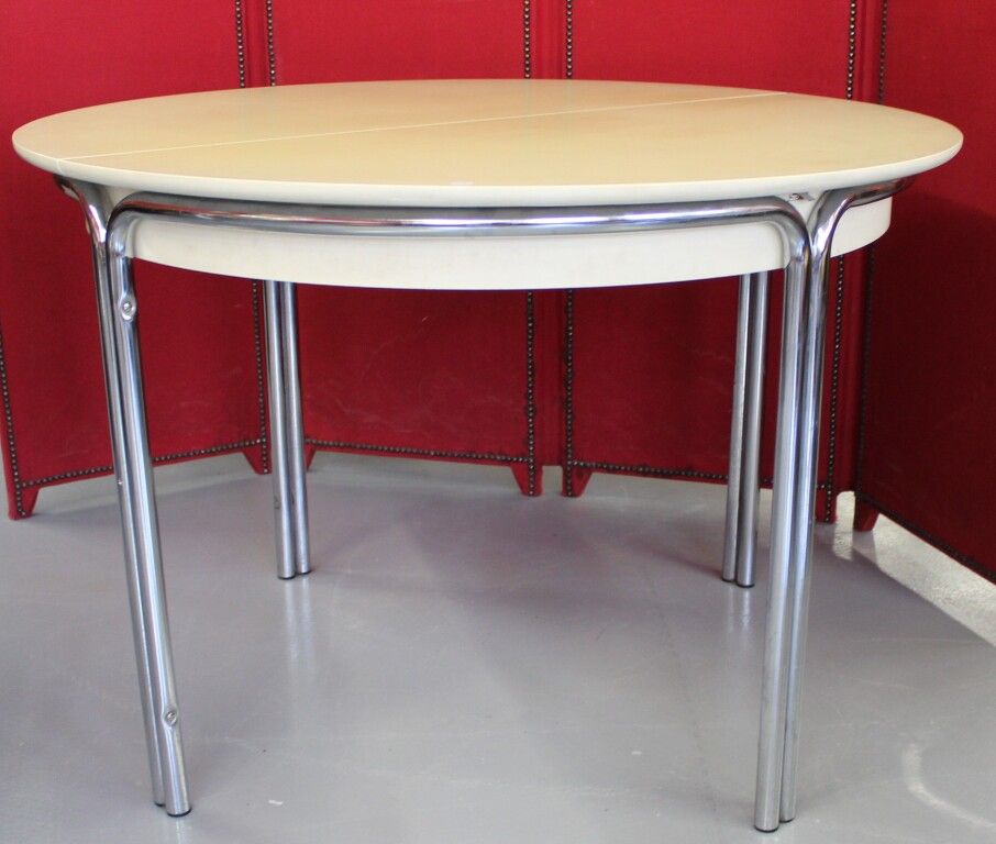 Null Table ronde à allonges en métal chromé et bois laqué. Diam : 112 cm.