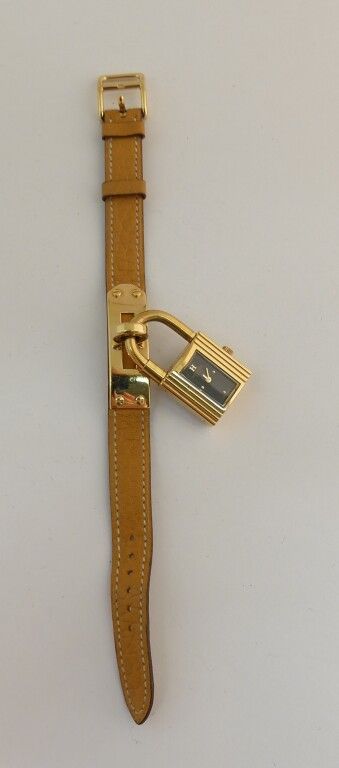 Null HERMES Paris. Padlock watch "Kelly" model in gold-plated steel. Black recta&hellip;