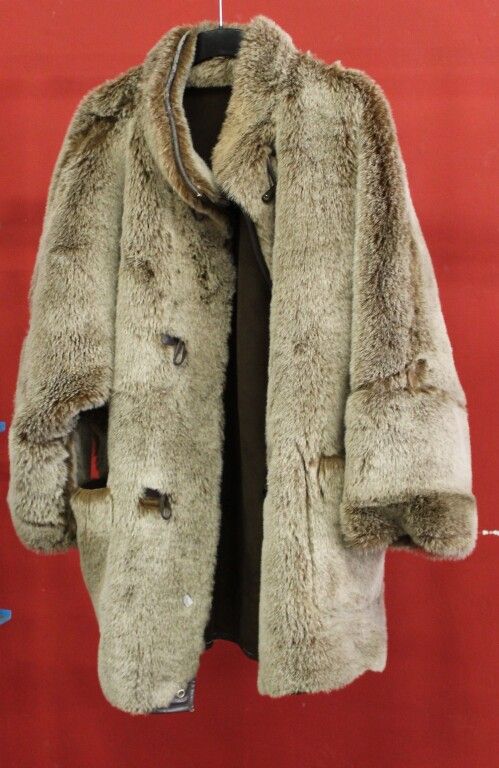 Null Una colección de ropa y accesorios (un abrigo, dos chaquetas y varias piele&hellip;