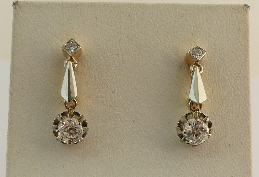 Null Pair of two gold earrings set with old cut diamonds of 0,50crt each. PB : 3&hellip;