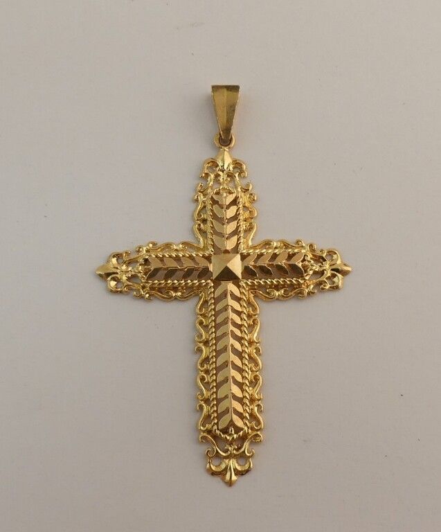 Null Cross in yellow gold. Weight. 5.8g.