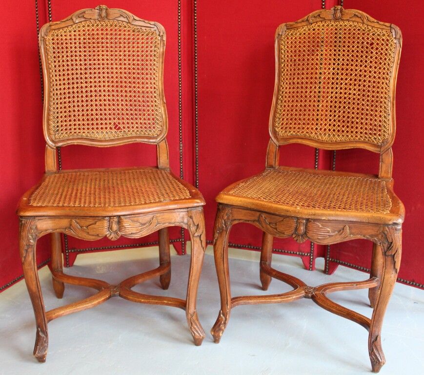 Null Série de 6 chaises en bois naturel sculpté. Dossiers et assises cannés. Epo&hellip;
