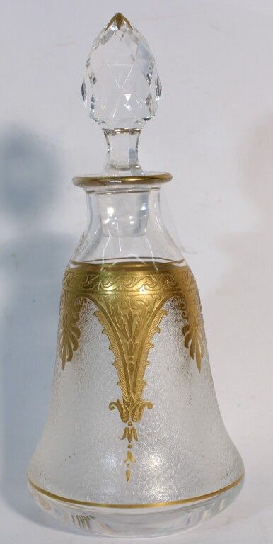 Null 圣路易。一个部分磨砂的水晶瓶，上面装饰着棕榈树和用玛瑙打磨的金色波浪。有签名和编号的11/195。高18厘米。