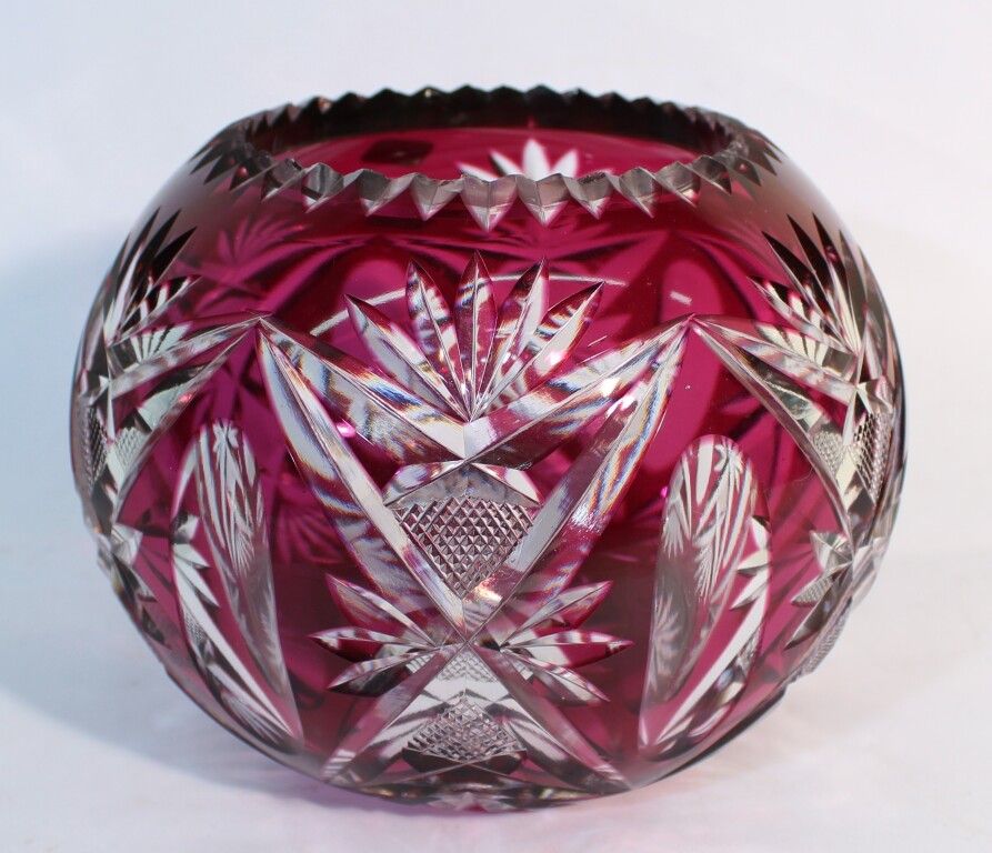 Null Saint-Louis. Vase boule en cristal overlay. Signé. H. 13.5 cm.