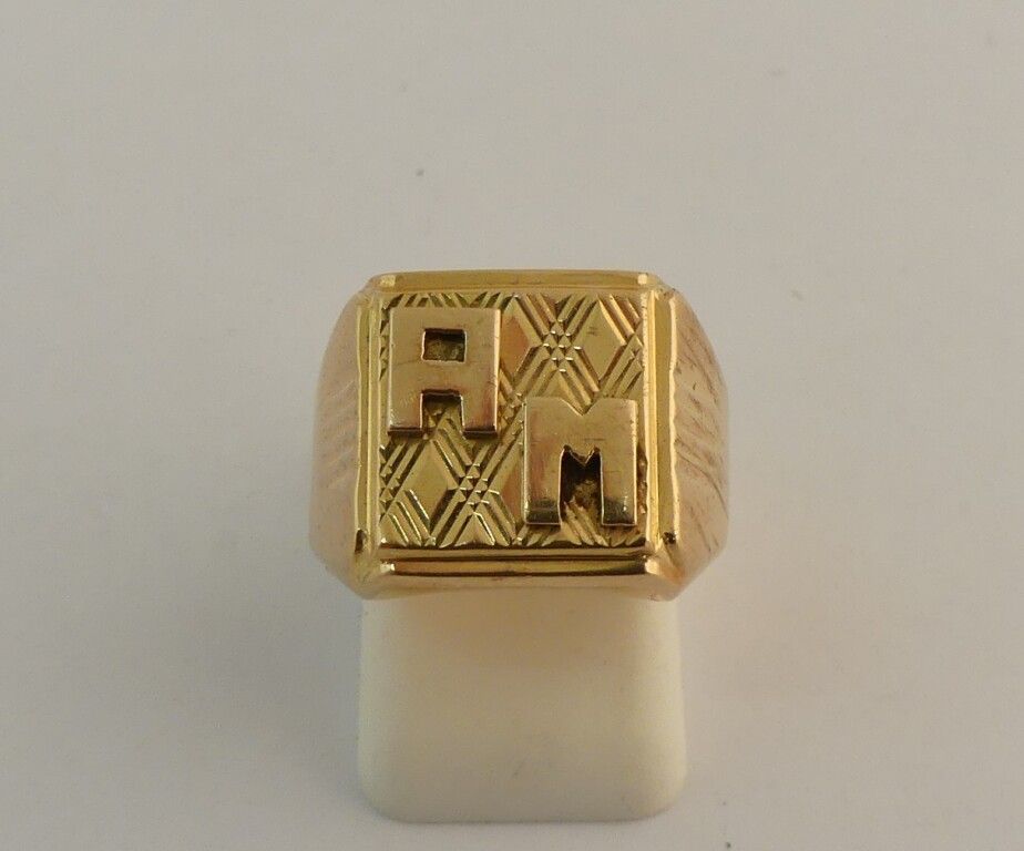 Null Yellow gold signet ring with the number AM. TDD53. Weight. 6.4g.