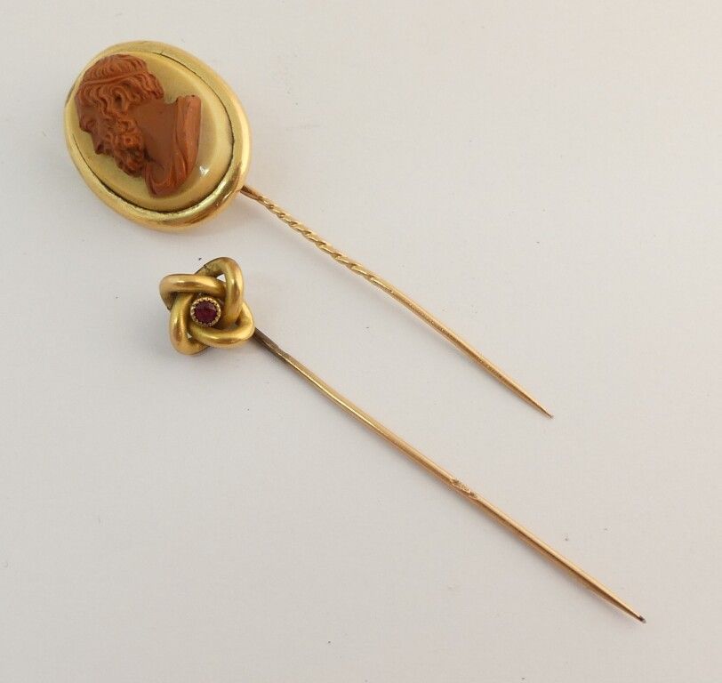 Null Yellow gold pin with a cameo. PB. 6.1g. Joint a pin partially in gold.
