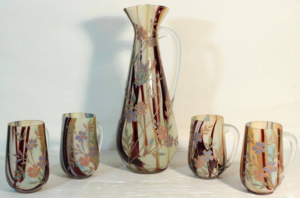 Null 壶和4个杯子，大理石花纹的玻璃，上面有珐琅彩的花和鸟装饰。高34厘米（一个杯子损坏）。