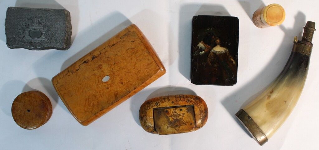 Null Lot of snuffboxes, boxes, powder flask. 19th century.